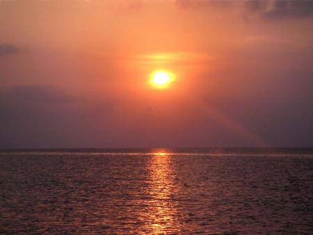 Admirer un beau coucher de soleil sur la mer dans le silence, quel bonheur !